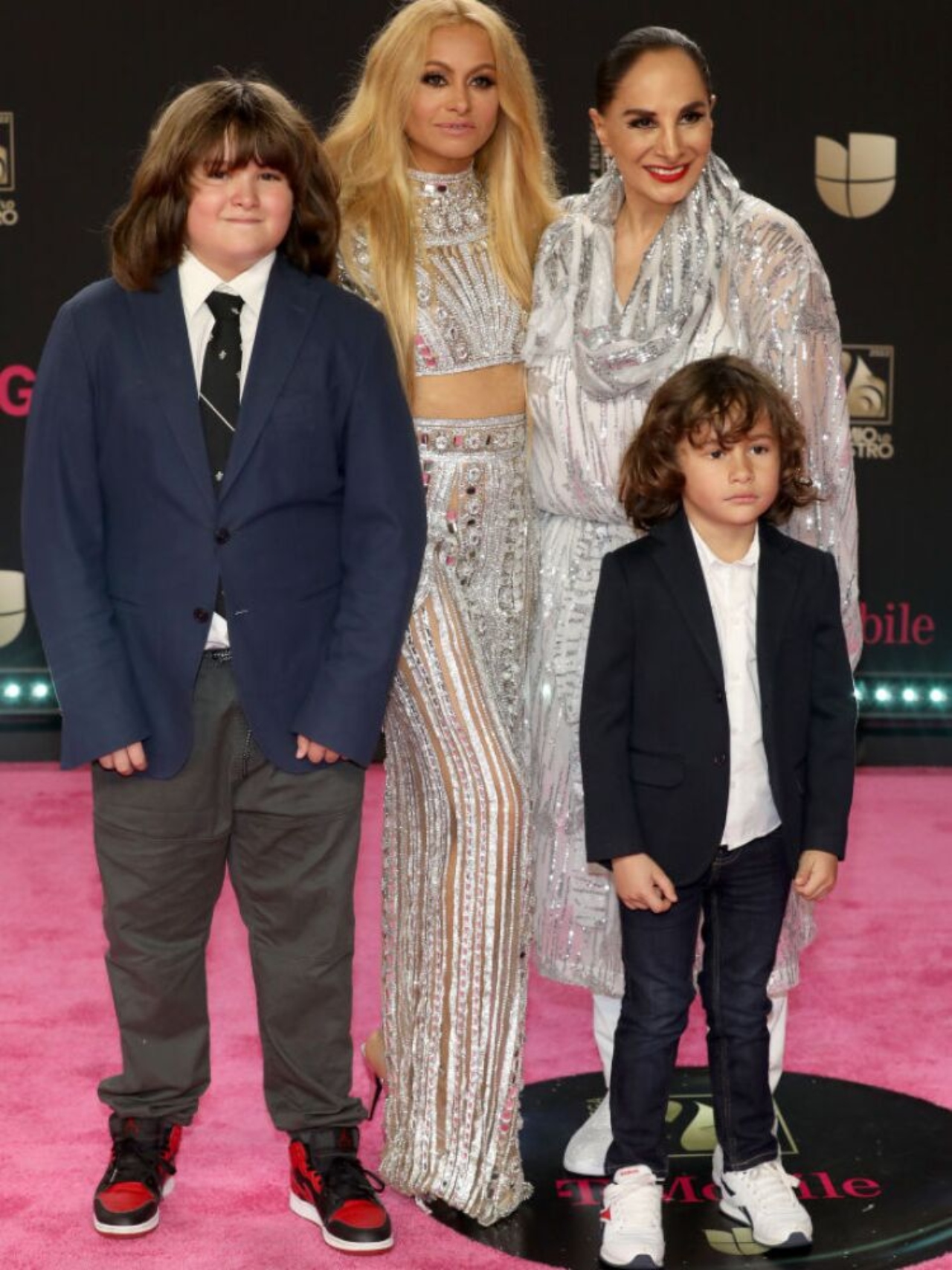 Paulina Rubio mantiene hijos papás