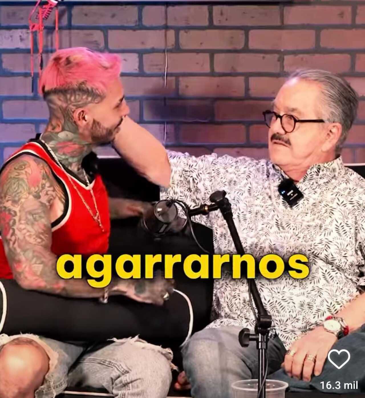 Pedro Sola besa a Youtuber