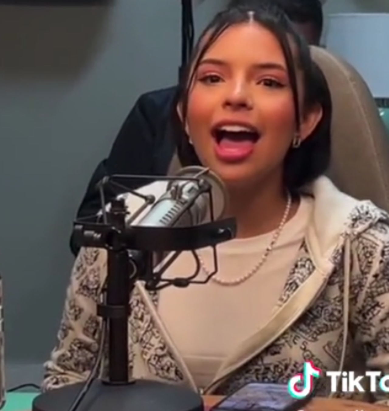 Ángela Aguilar cantante Peso Pluma