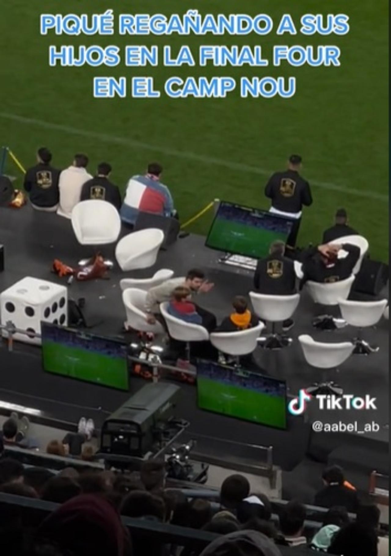 Pique regañando hijos en pleno estadio