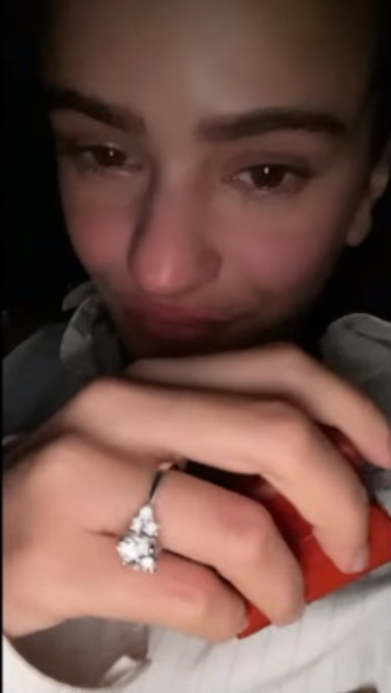 Rauw Alejandro le da anillo Rosalia