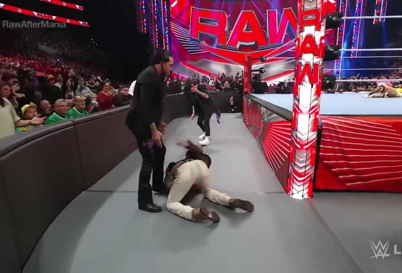 Bad Bunny es golpeado en la WWE