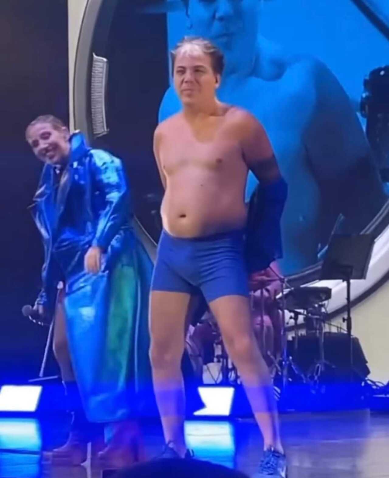 Cristian Castro desnudo show