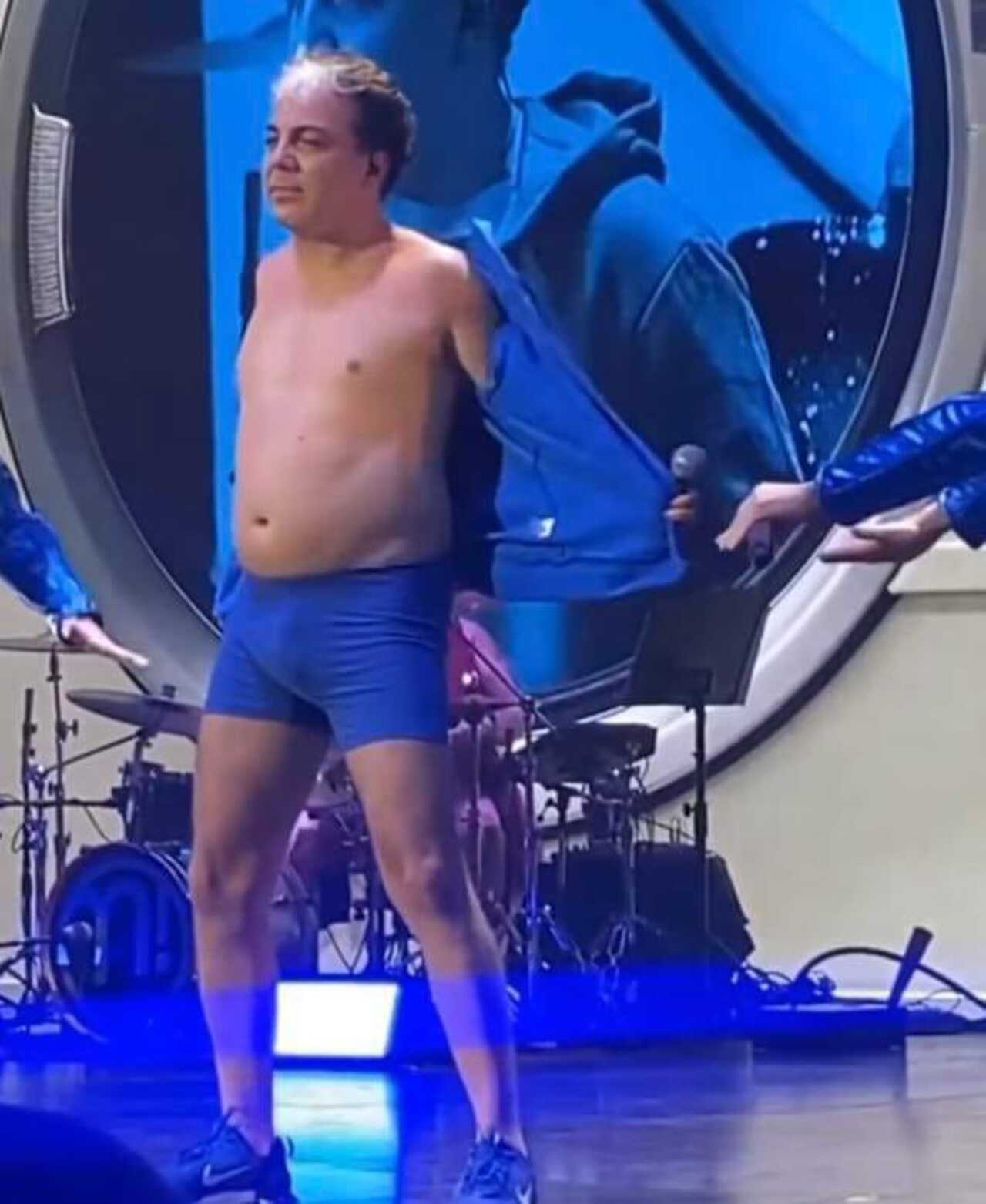 Cristian Castro se desnuda en concierto