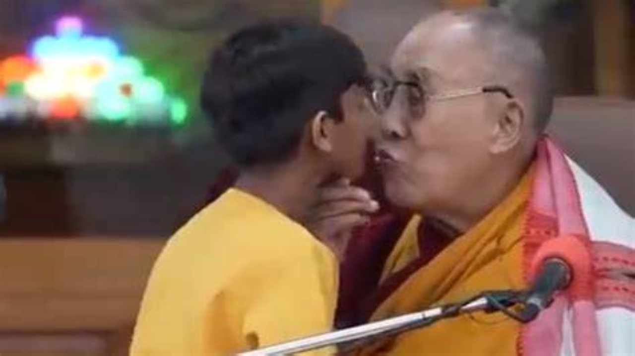 Dalai Lama besa niño toca Gaga
