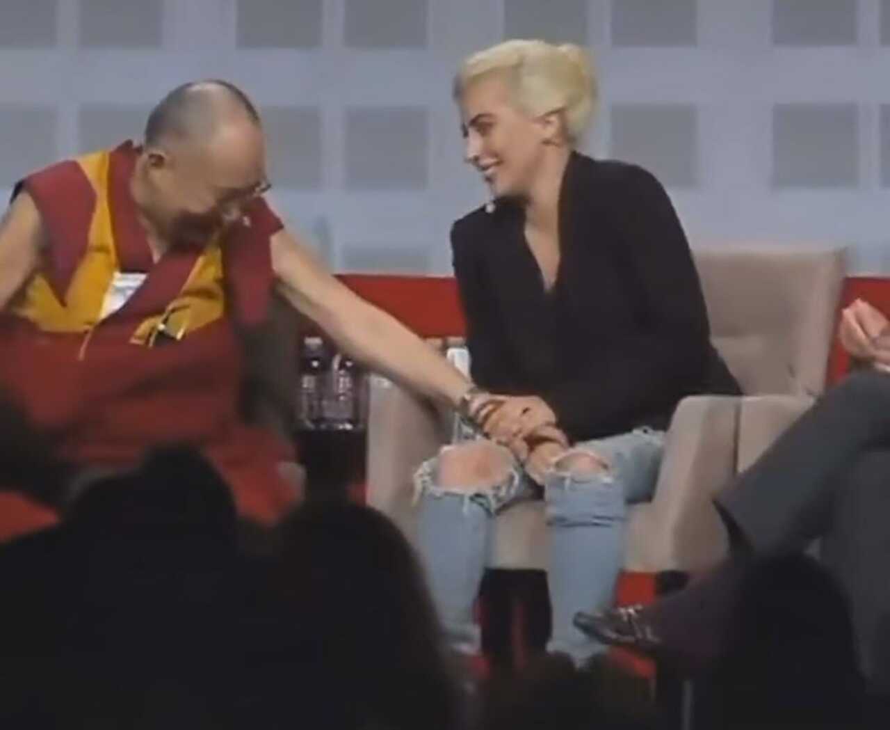 Dalai Lama toca pierna de Lady Gaga