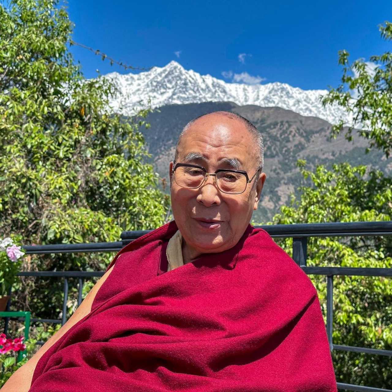 Dalai Lama tocando pierna lady Gaga