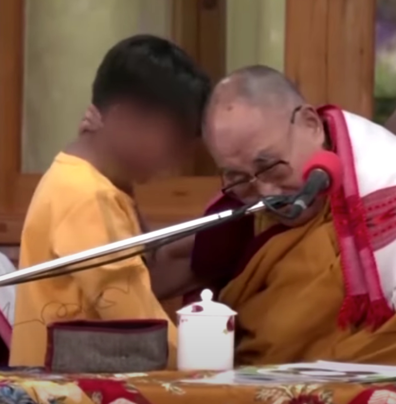 Dalai Lama disculpa inapropiado