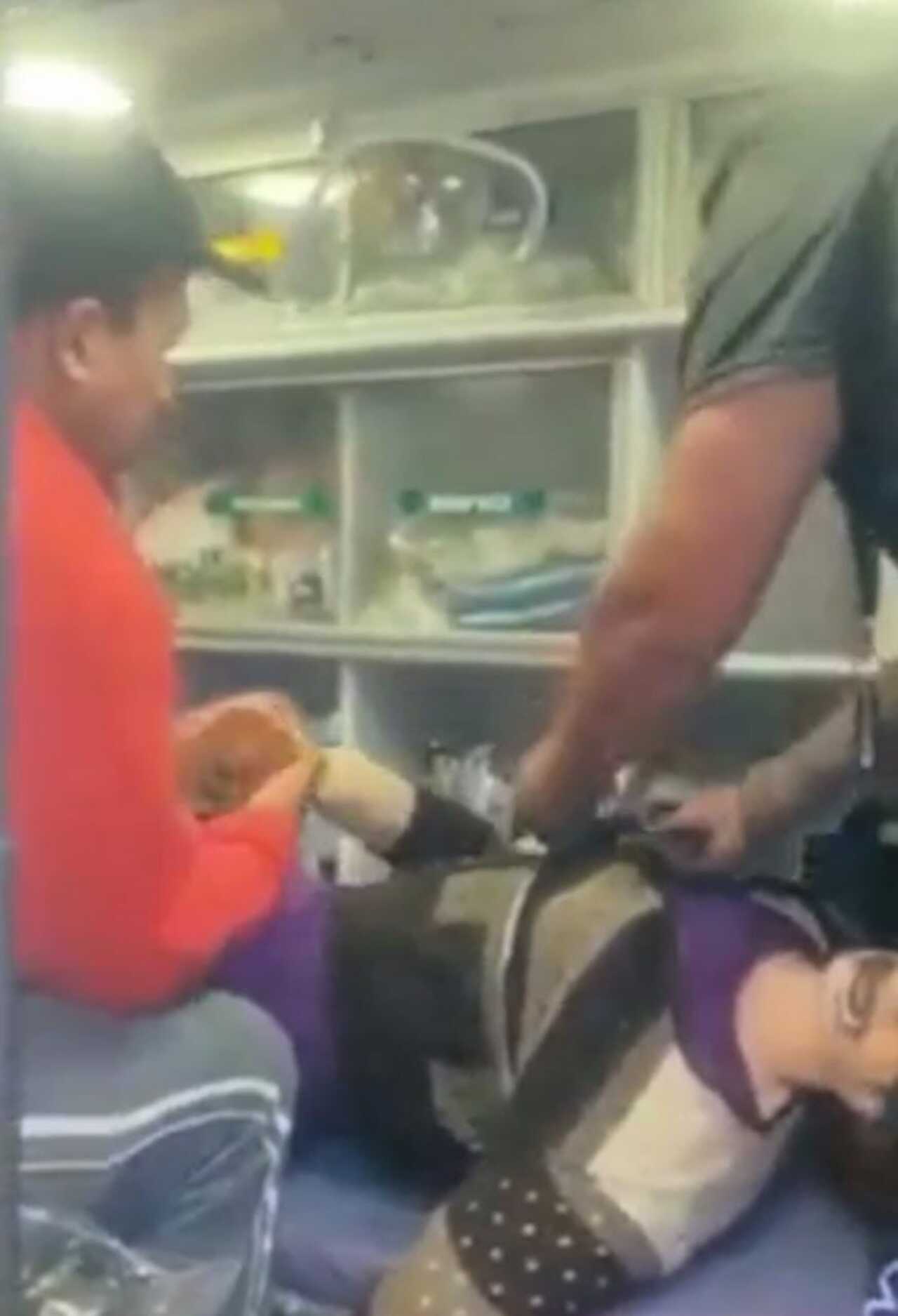 Joven pide ayuda para su esposa de trapo