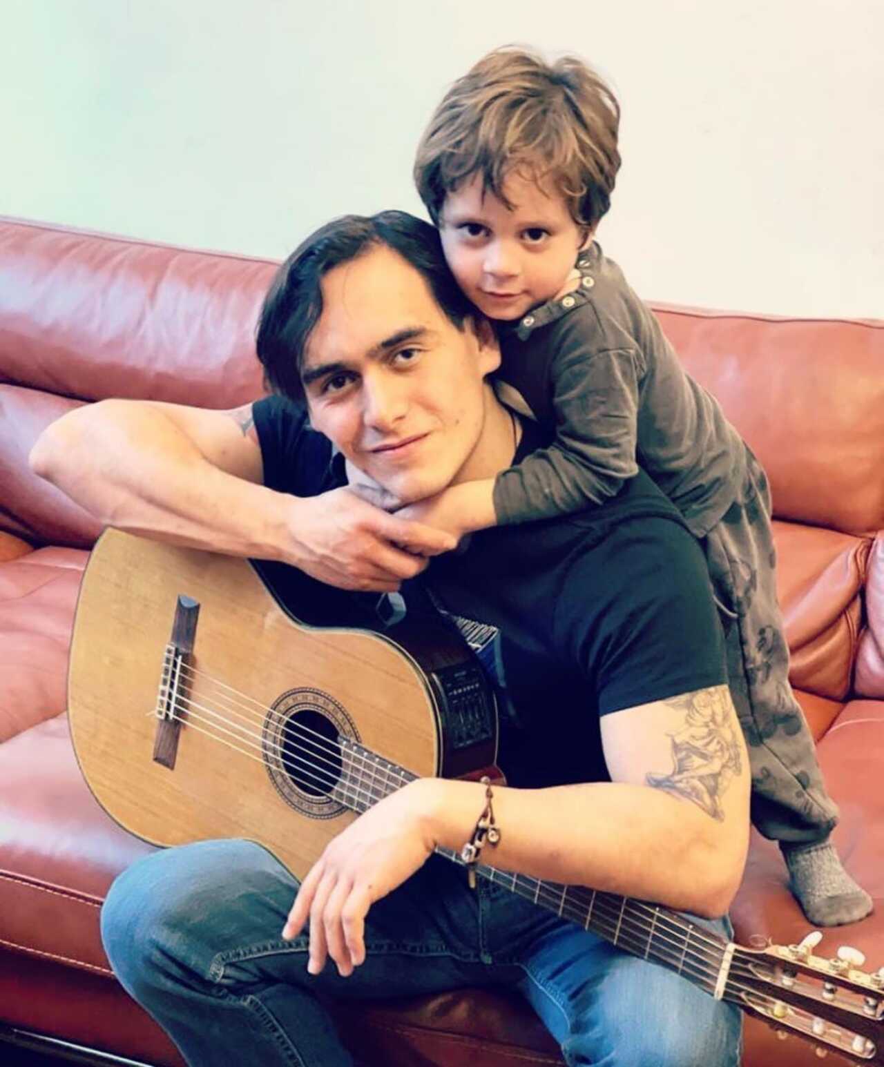 Julián Figueroa recibe mensaje de su hijo