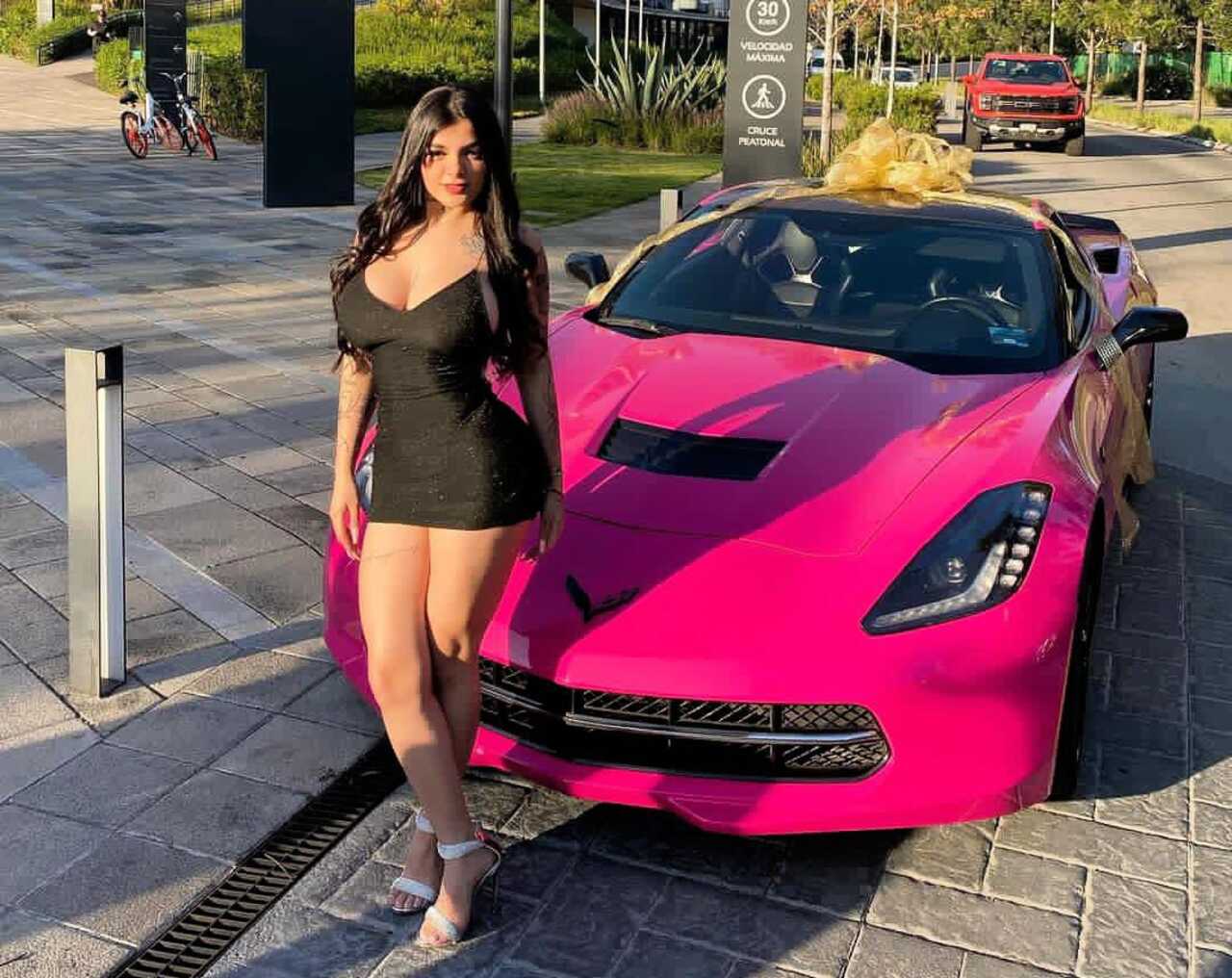Karely Ruiz carro
