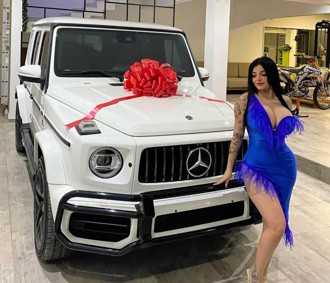 Karely Ruiz camioneta