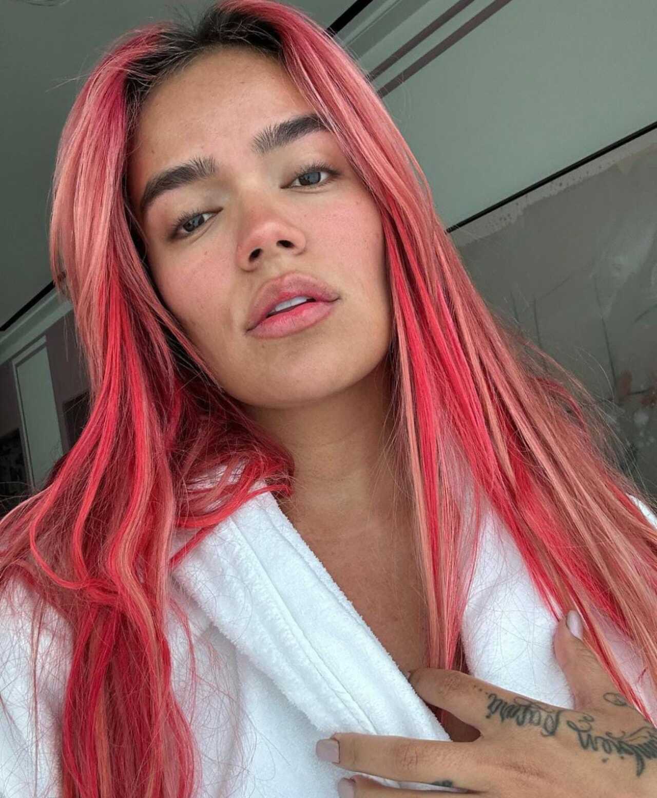 Karol G exhibe a revista con retoques
