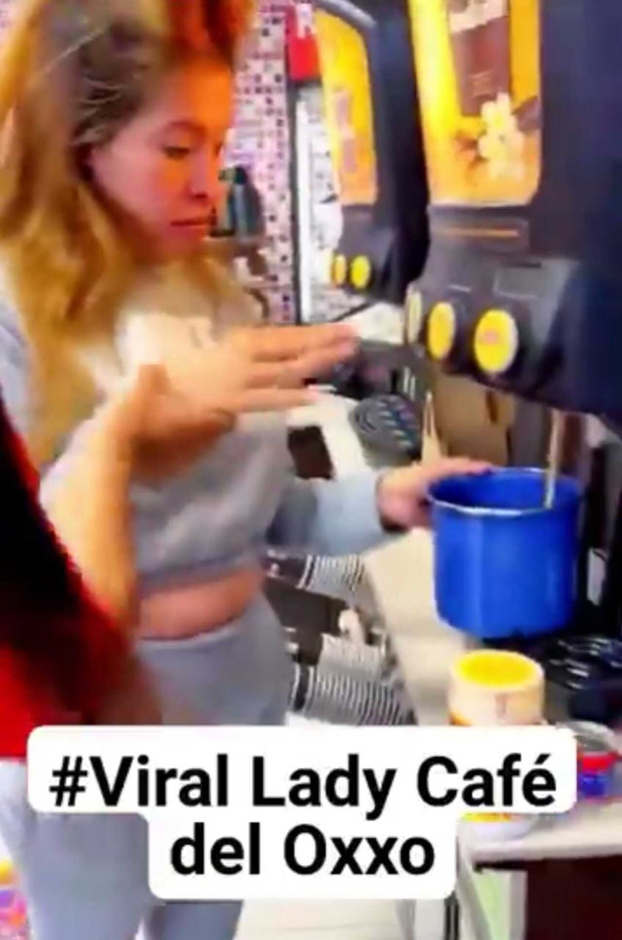 Lady Café del Oxxo lleva pocillo y lo rellena