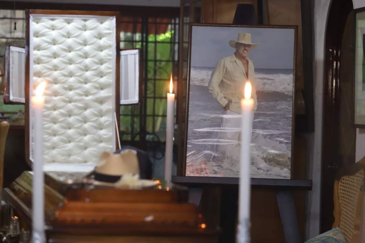 Leonardo García llega al funeral de su padre