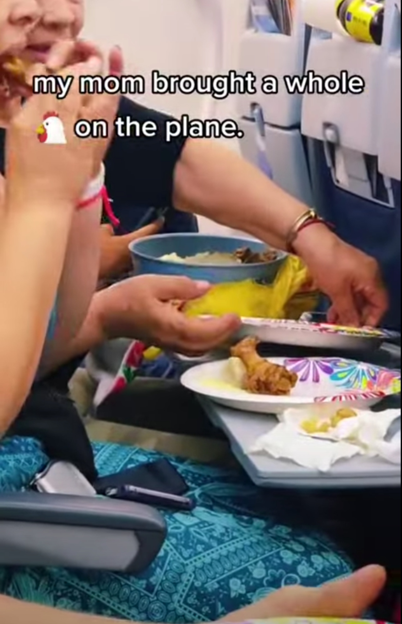mujer pollo frito avión