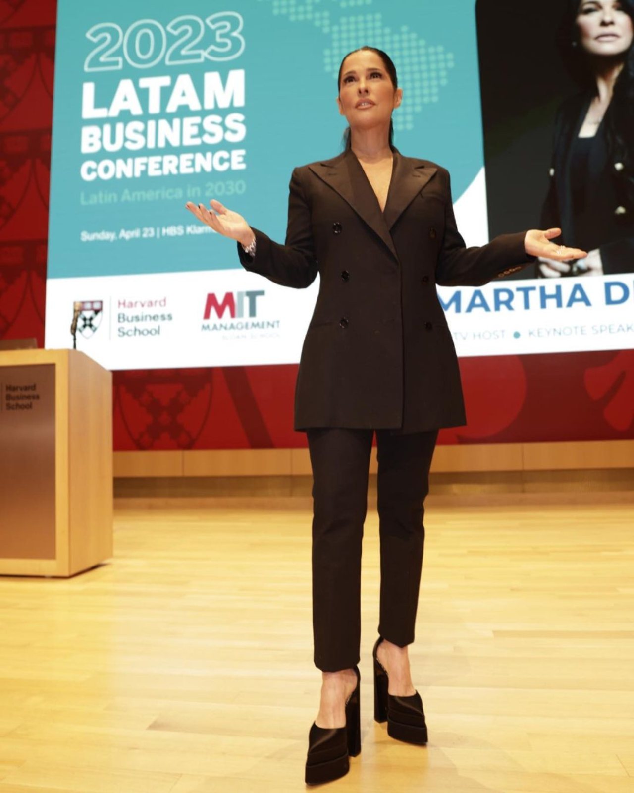 Martha Debayle look para clase Harvard