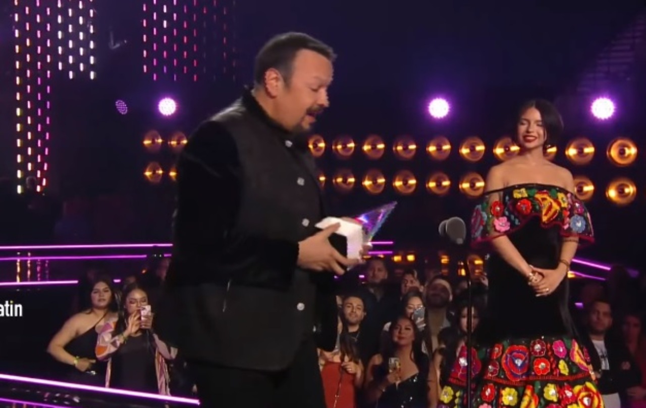 Pepe Aguilar recibe premio Angela Aguilar