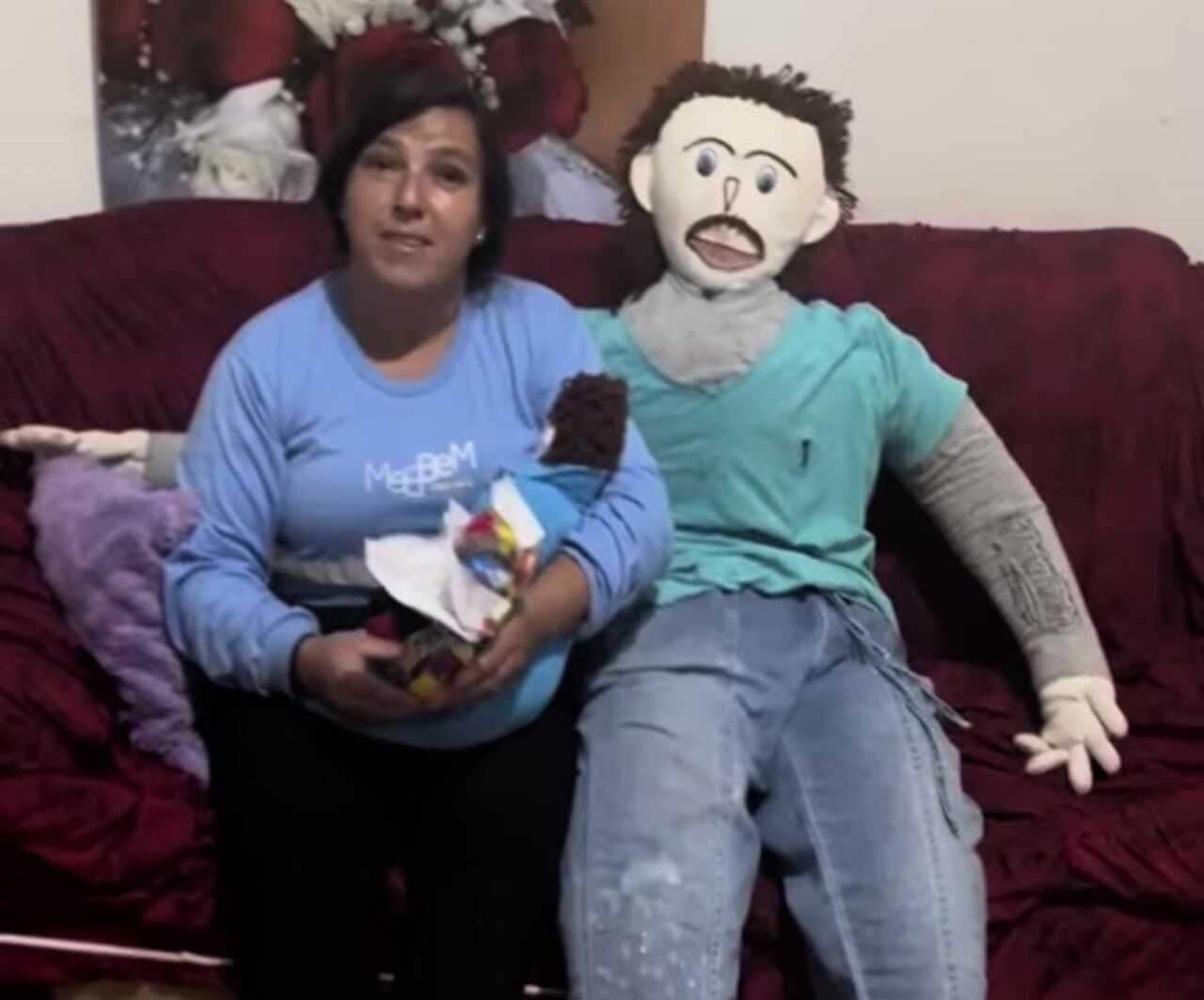 Señora casada con muñeco de trapo