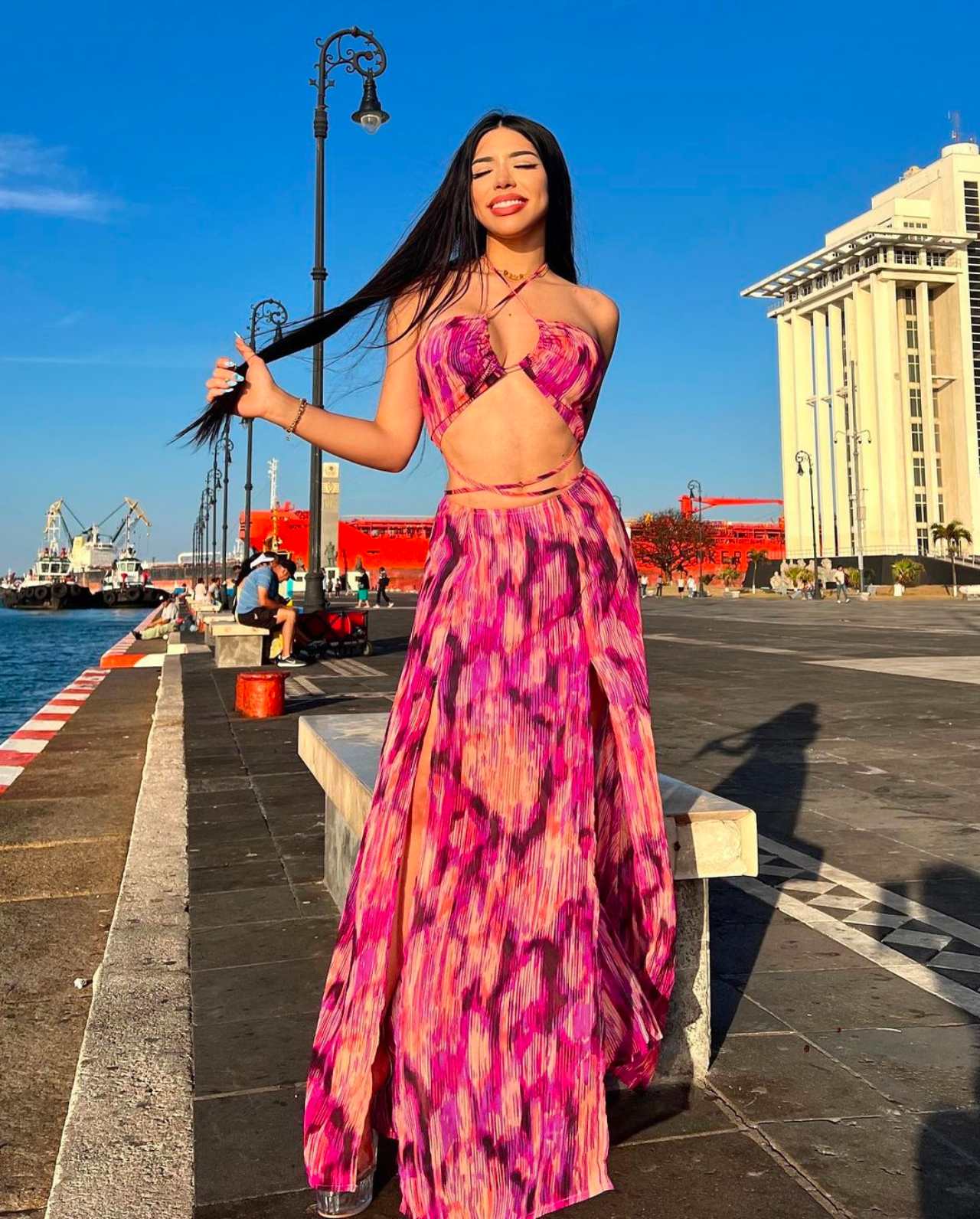 Yeri Mua se hace pipí en carnaval en veracruz