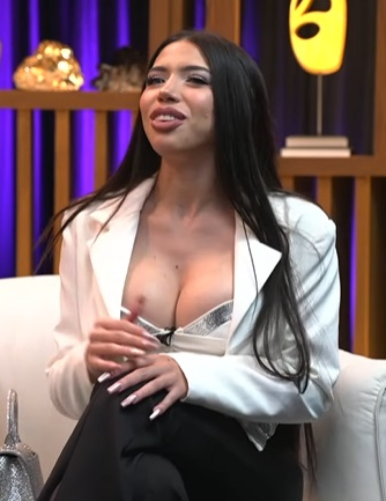 Yeri Mua se disculpa Adela Micha
