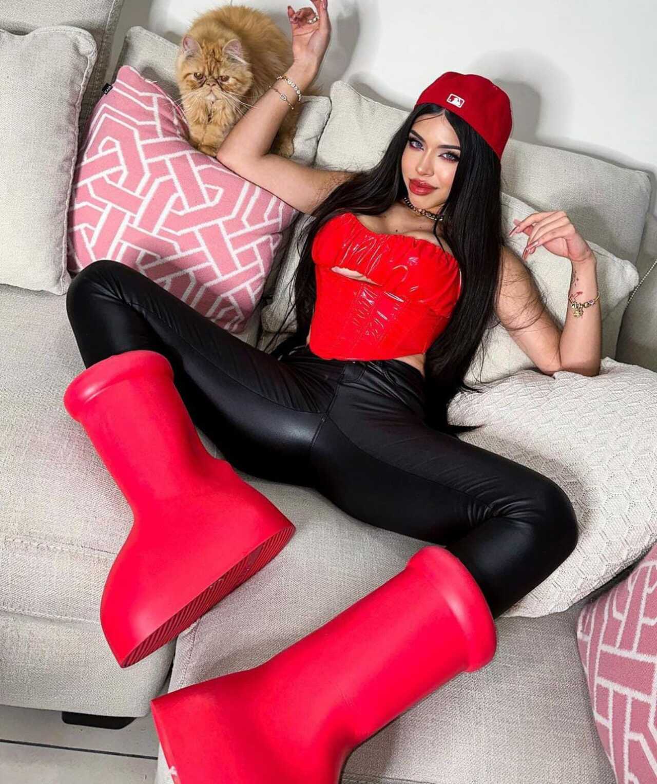 Yeri Mua usa botas de Astro Boy piratas