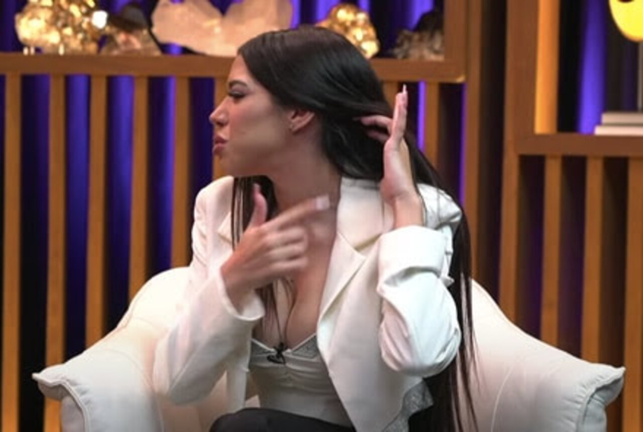 Yeri Mua se tatúa la inicial de Naim