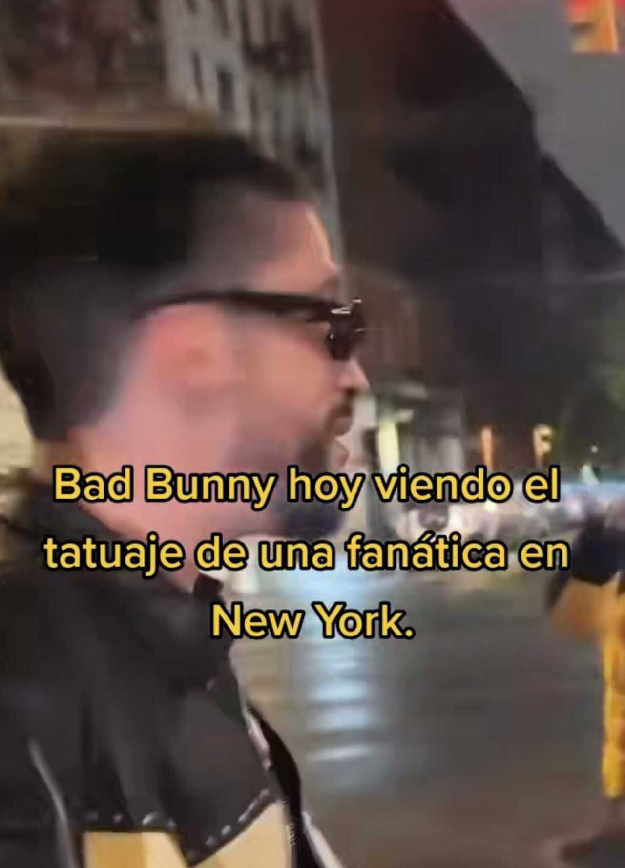 Bad Bunny ignora a fan que se tatuó su cara