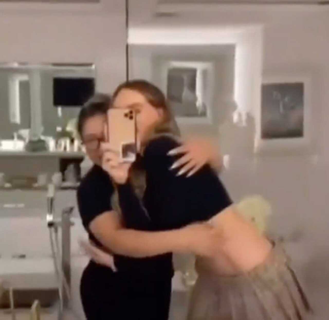 Sorprenden a Belinda con anillo de parte de Peso Pluma
