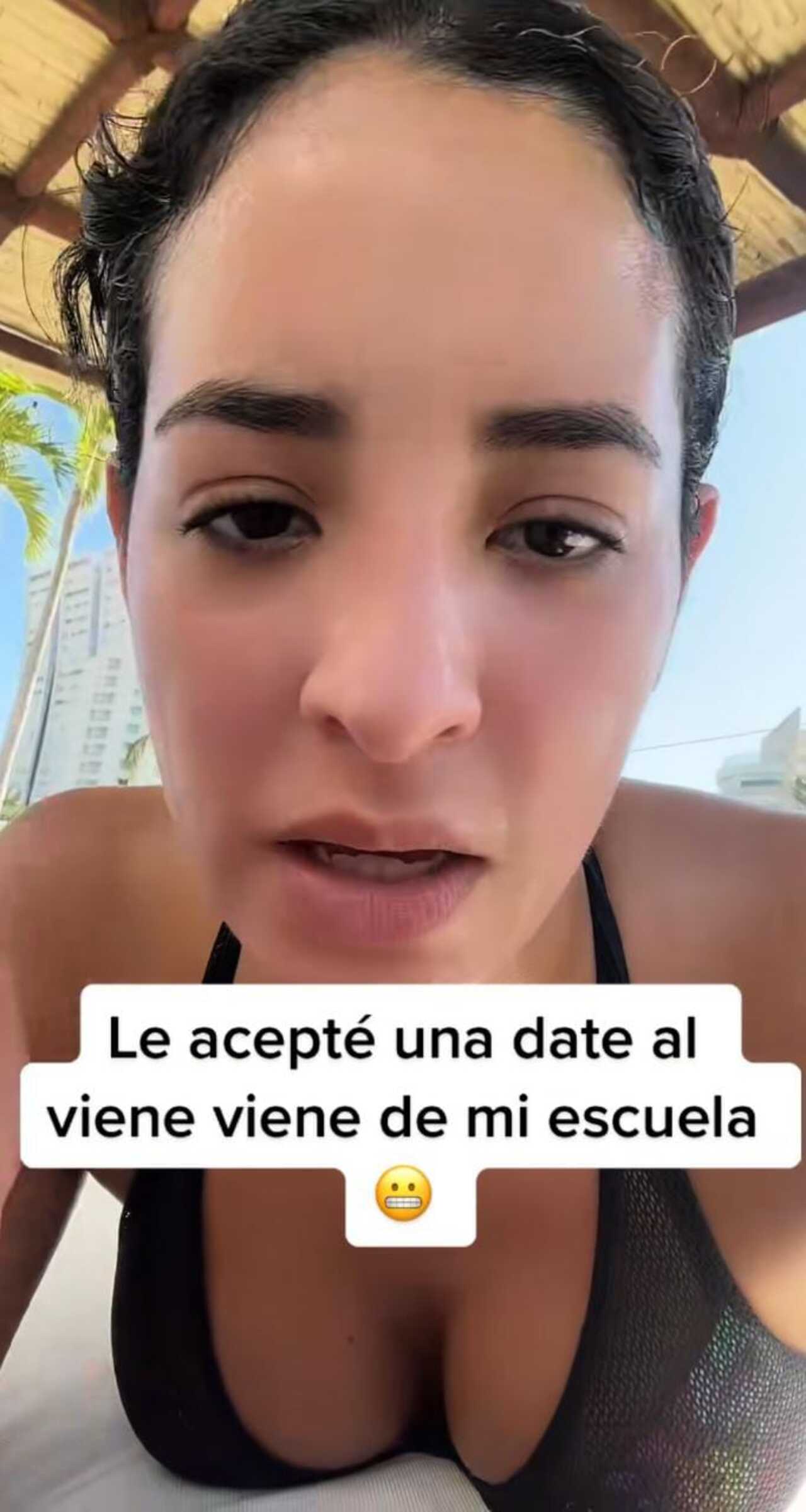 Chica cita viene viene de su escuela