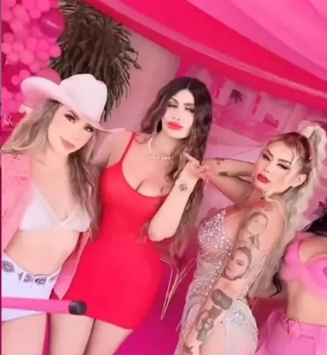 Karely Ruiz y Maya Nazor Plantaron a Mona