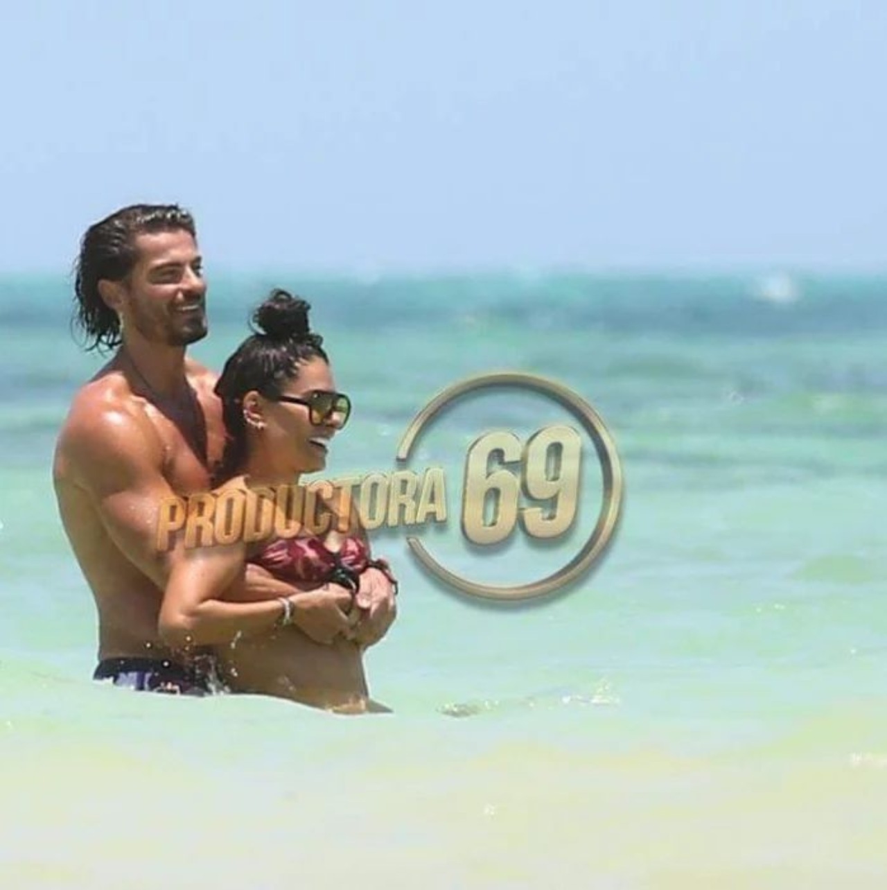Galilea Montijo con novio playa abrazados