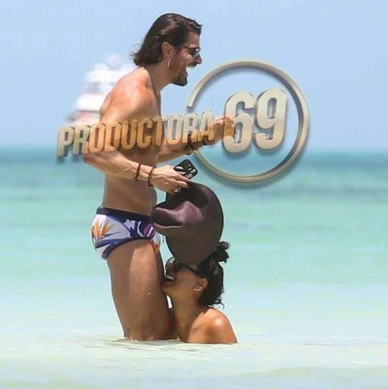 Galilea Montijo abrazada pierna novio playa holbox