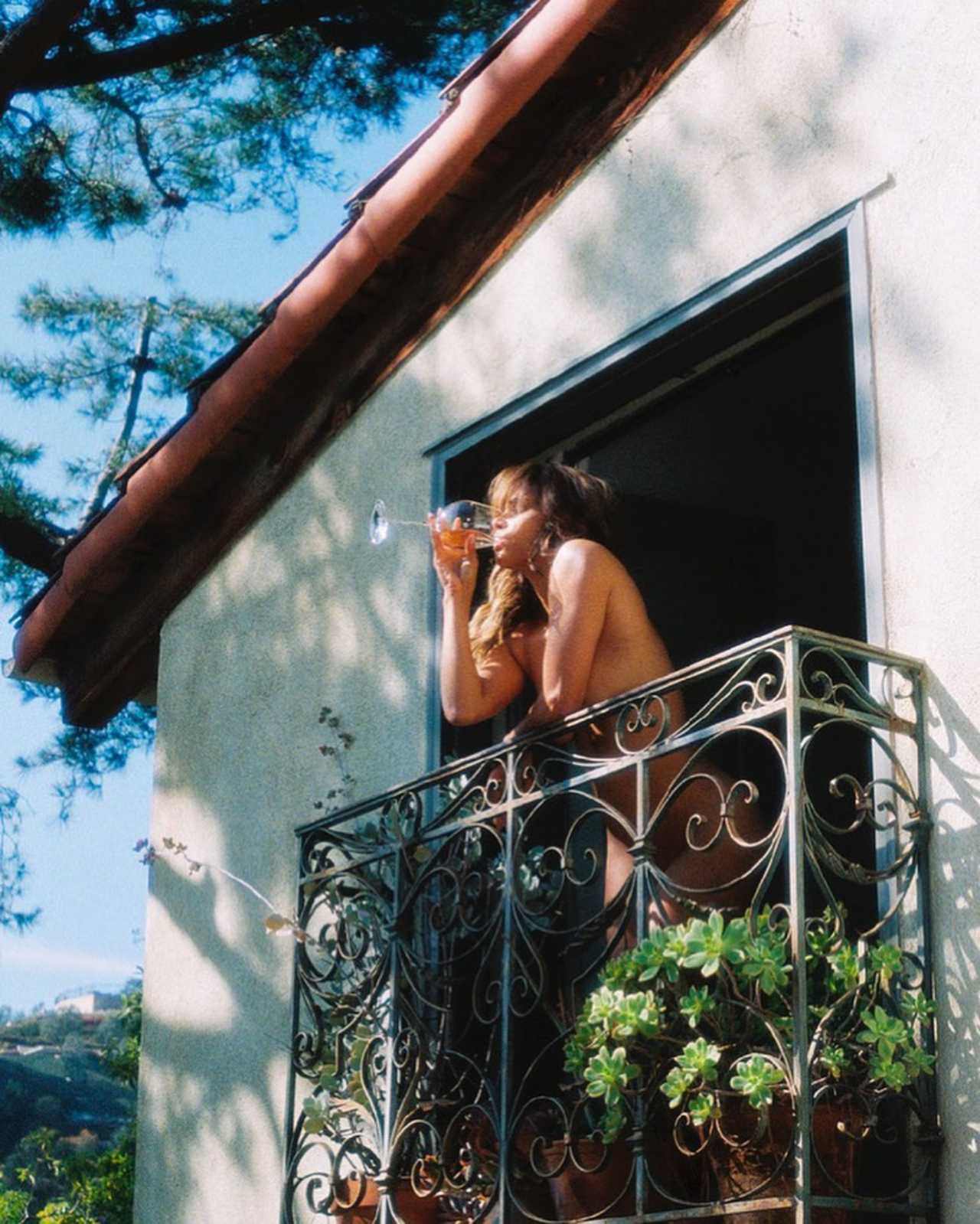 Halle Berry sin nada terraza casa