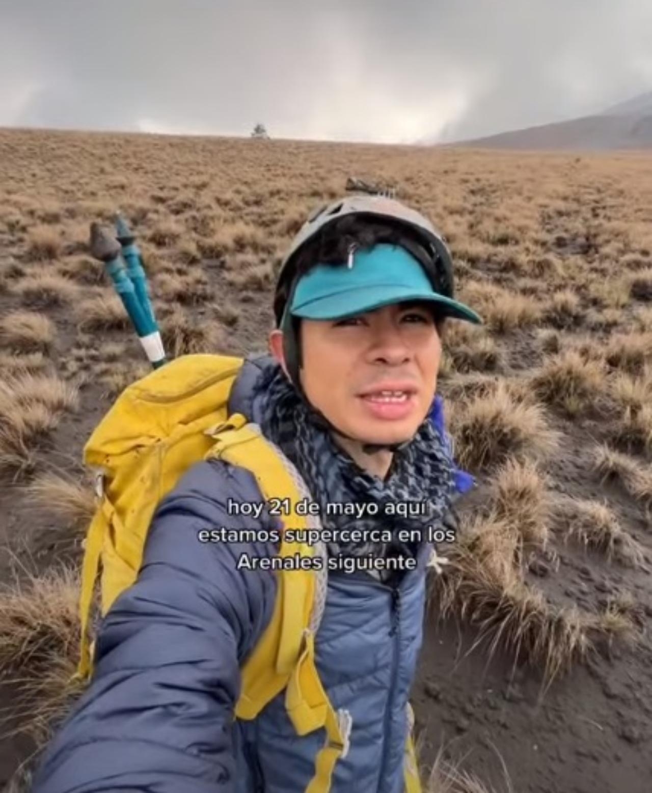 Hombre acerca grabar ruidos erupciones Popocatepetl