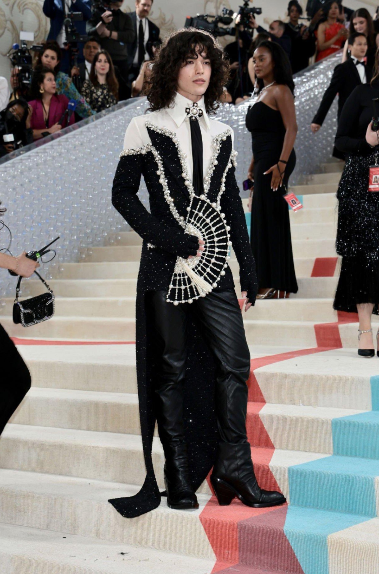 Met gala 2023 alfombra roja emily conan gray