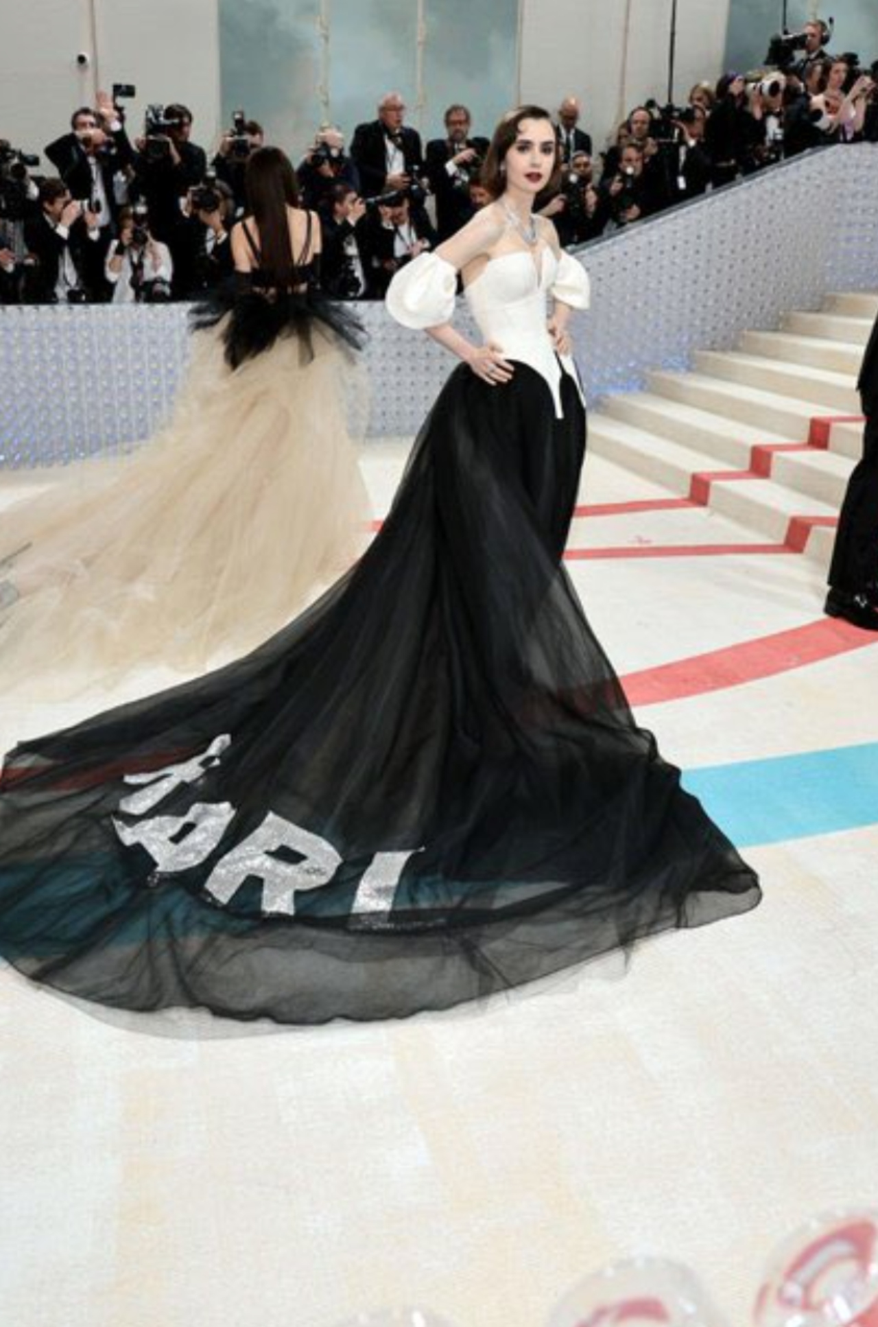 Met gala 2023 alfombra roja emily lili collins