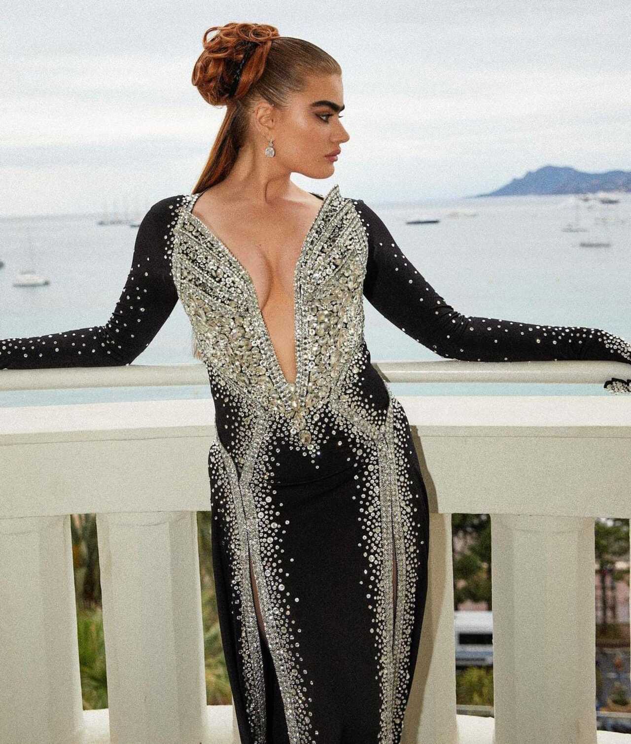 Modela asombra con uniceja en Cannes