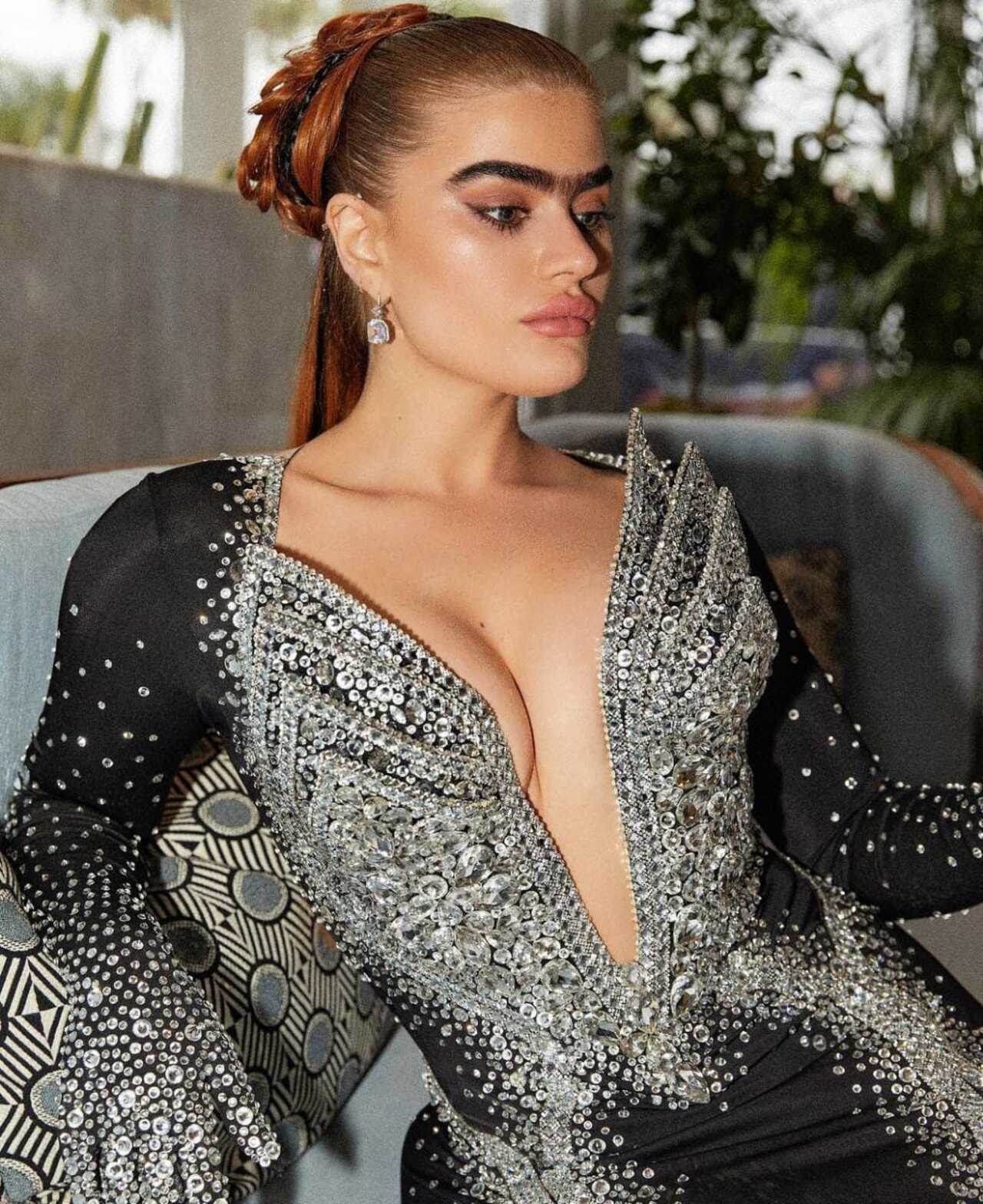 Modelo muestra uniceja en Cannes