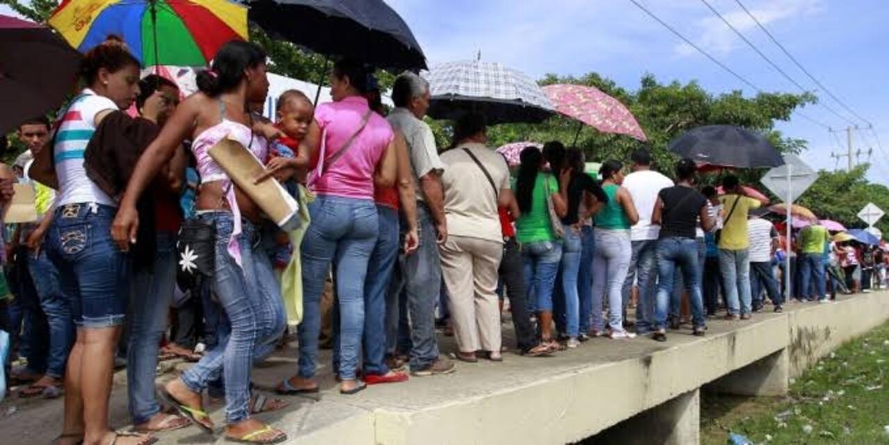 Mujer hace fila para ganar dinero
