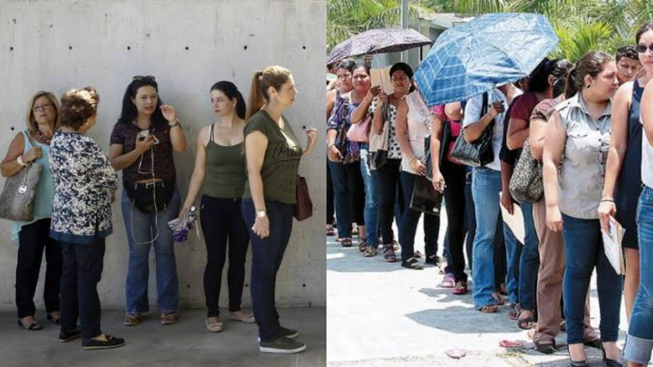 Mujer trabaja haciendo fila