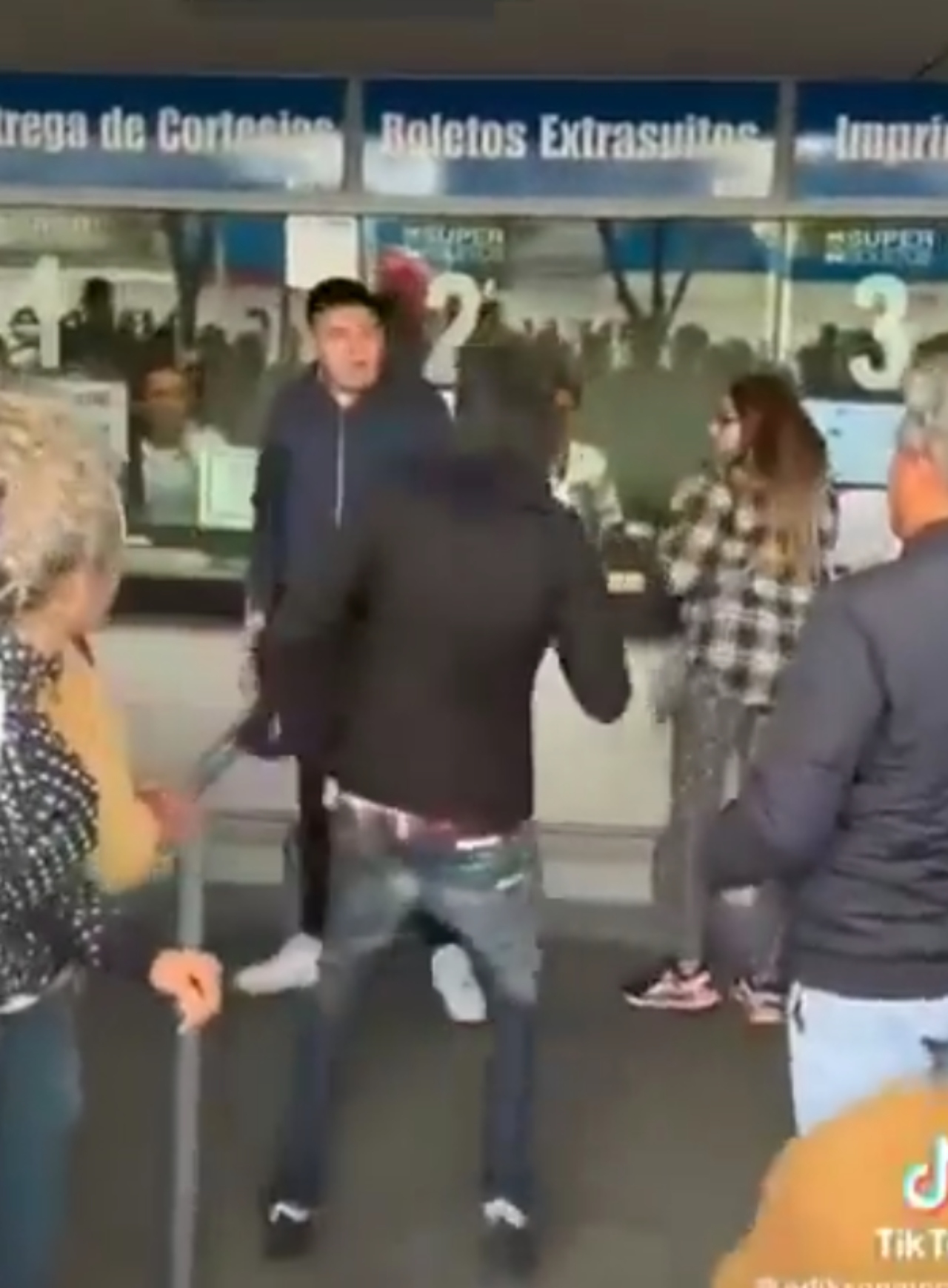 Golpes por los boletos de Luis Miguel