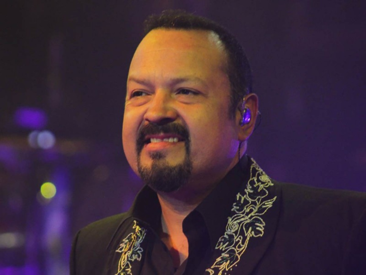 Pepe Aguilar cantando Ella Baila Sola
