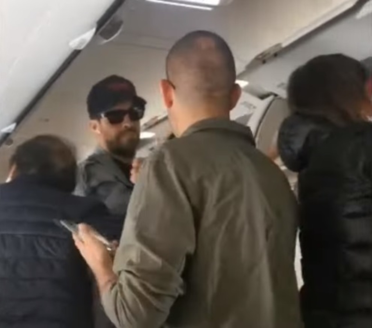 Captan Pique viajando aerolinea bajo costo
