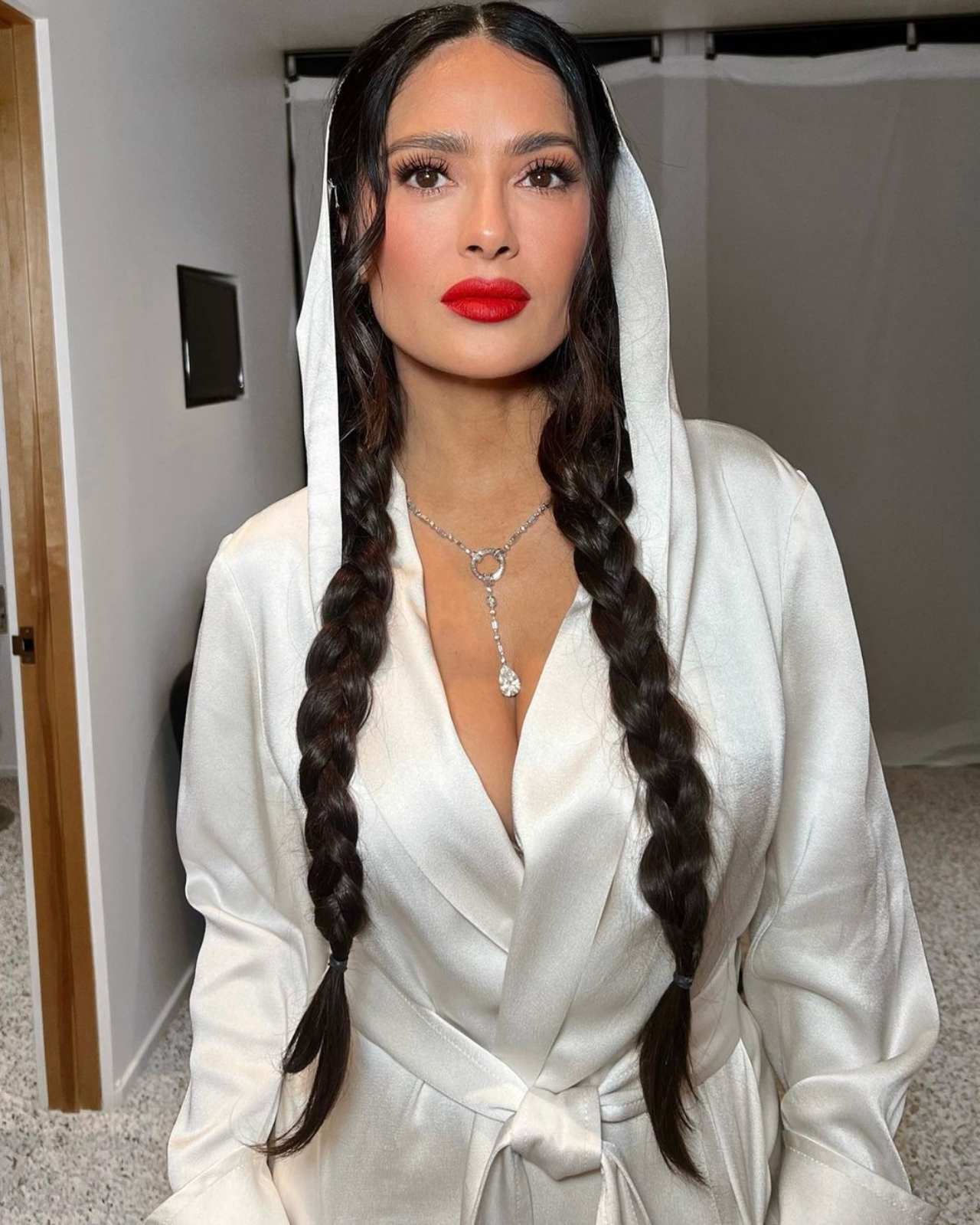 Salma Hayek bailando bata accidente abre