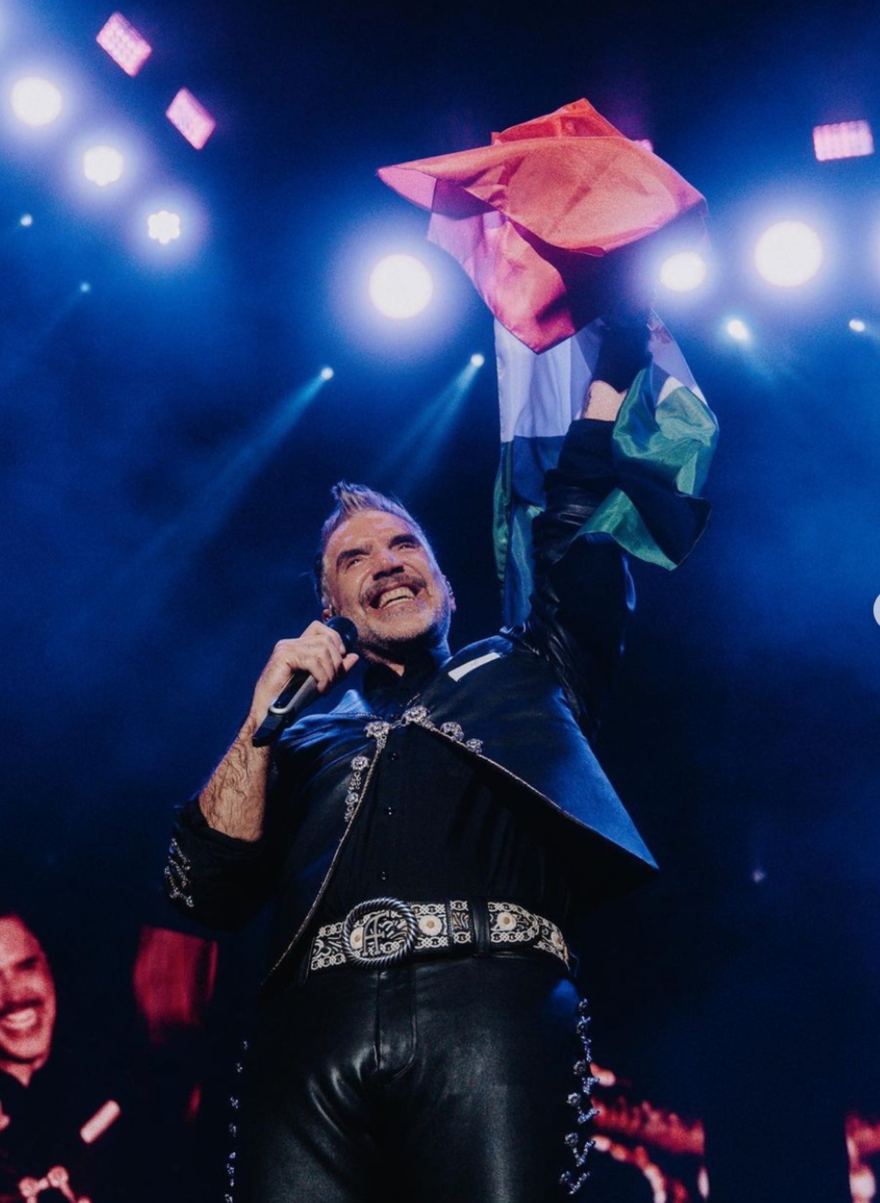 Alejandro Fernandez corre concierto