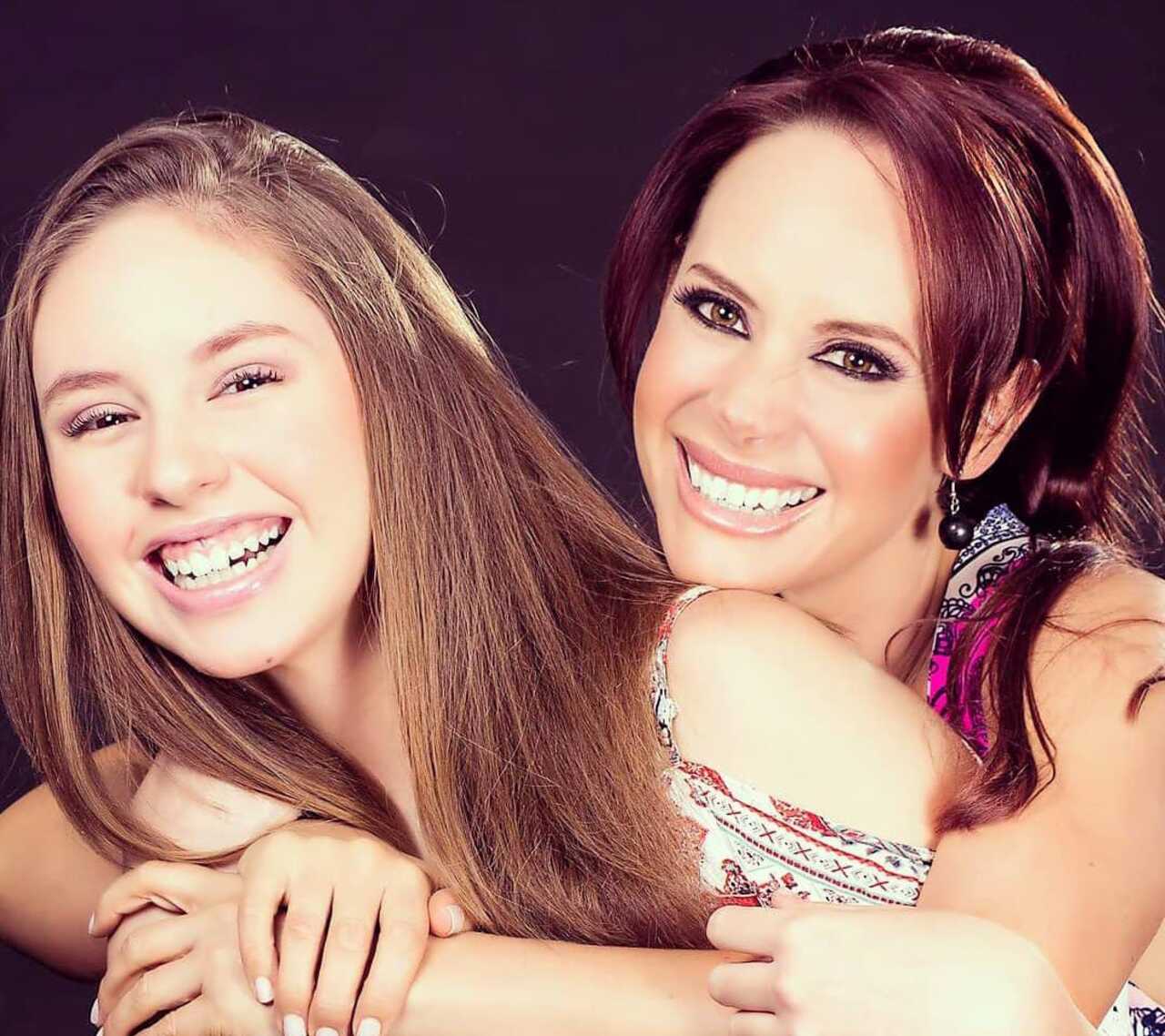 Alexa Parra le confiesa a Ginny Hoffman abusos de su padre
