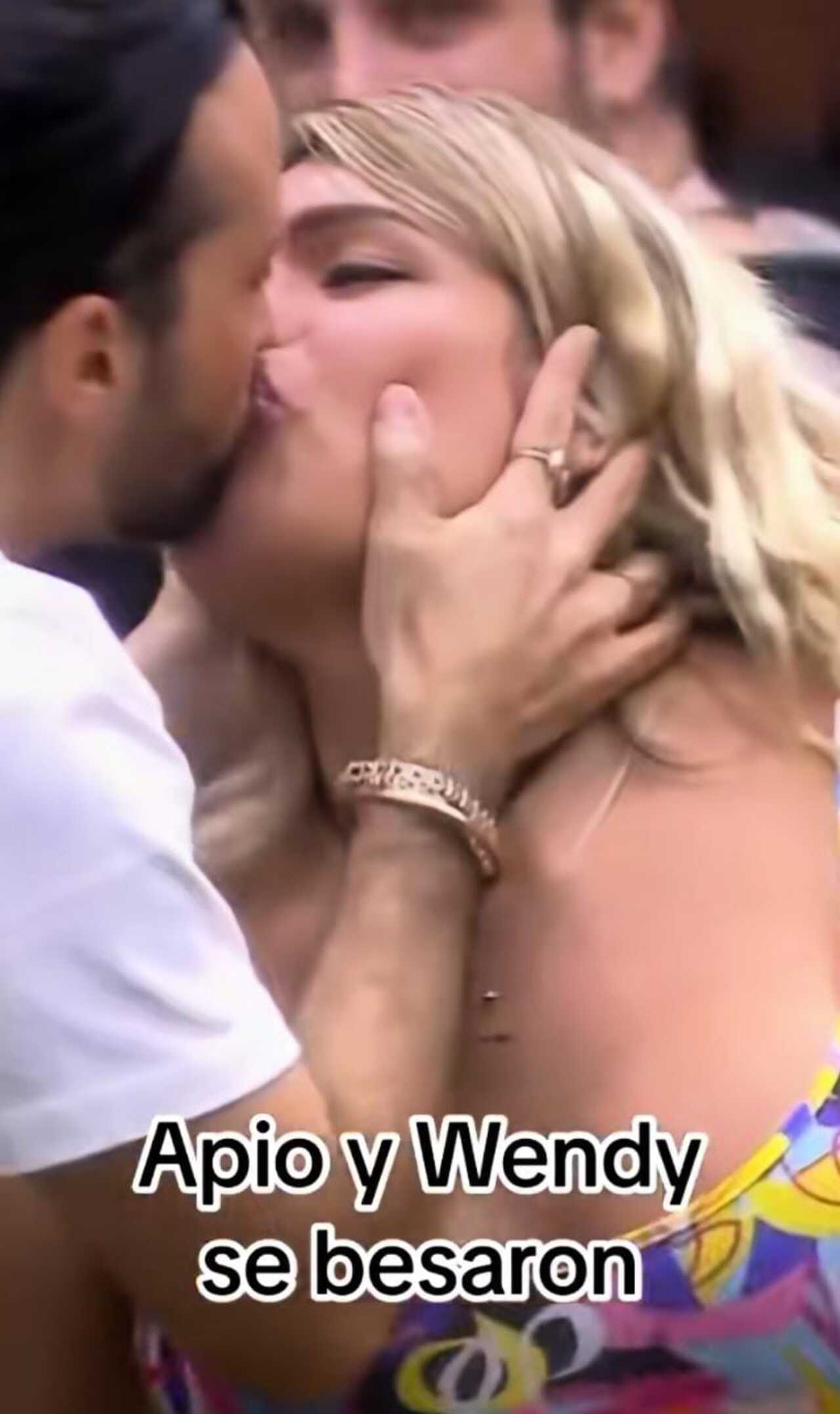Wendy Guevara y Apio Quijano se dan intenso beso