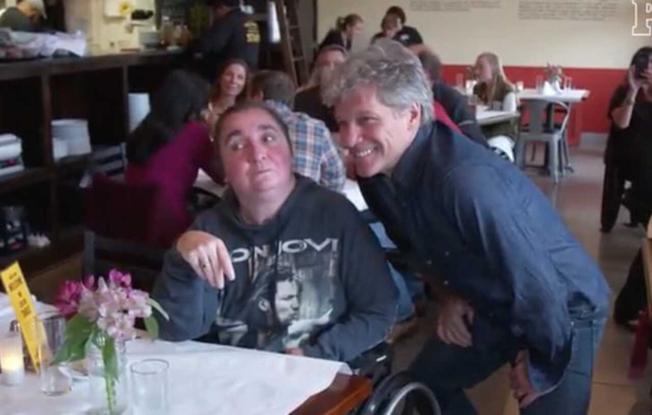 Bon Jovi regala comida en su restaurante a pobres