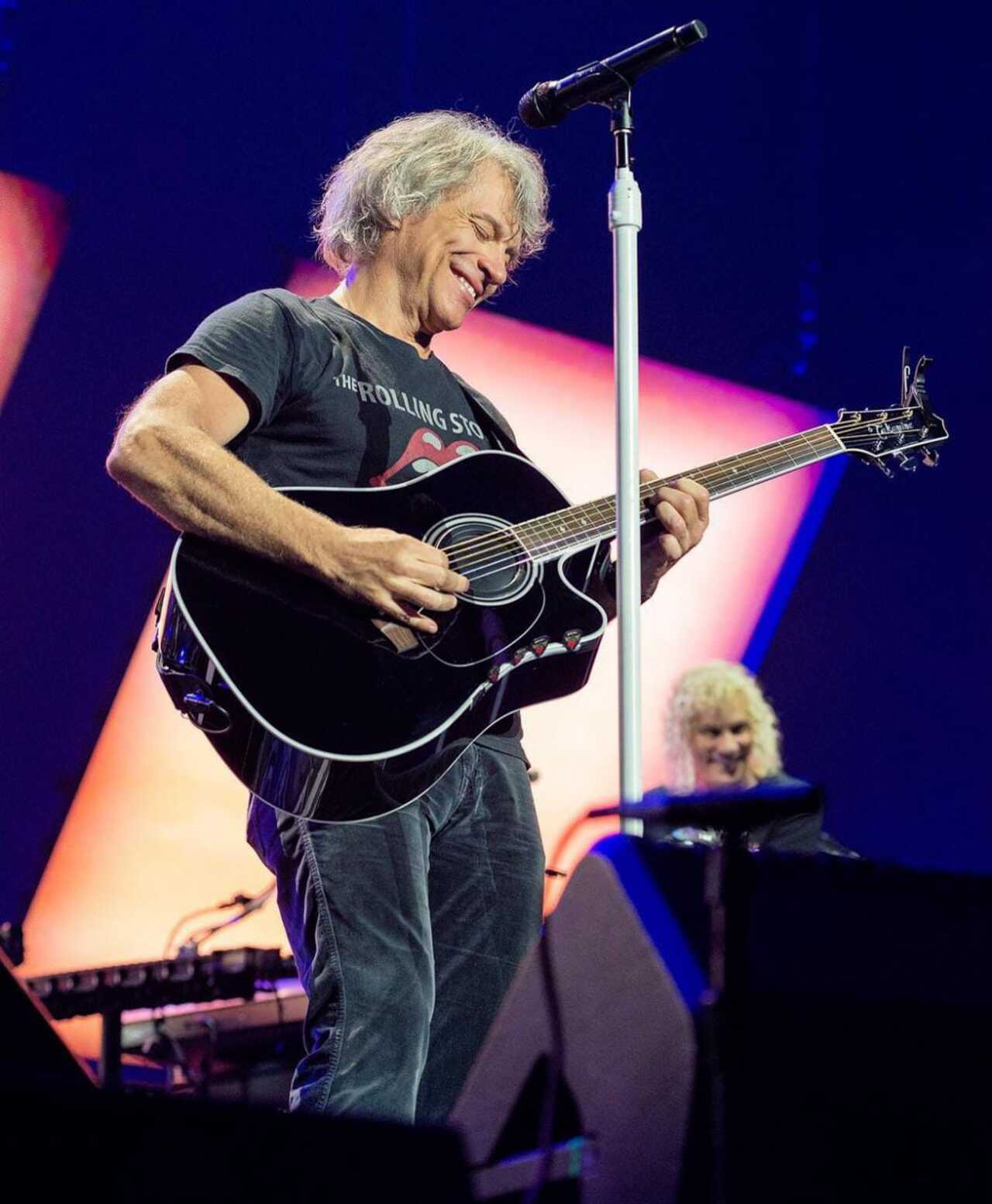 Bon Jovi ofrece trabajo por comida